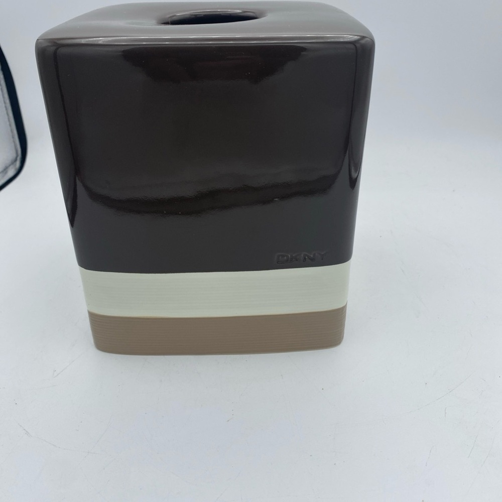Bed Bath & Beyond Boutique DKNY Ceramic Tissue Box cover Brown & Tan